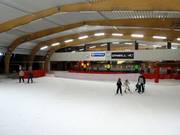 Familie in der Skihalle