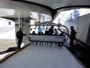 Das Personal zeigt Präsenz beim Einsteigen