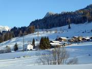 Blick auf das kleine Skigebiet Embach