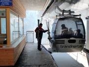 Personal überreicht die Ski