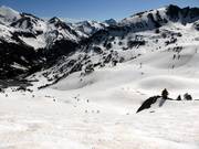 Schwarze Piste La Portella d'Arcalis mit Blick über das Skigebiet