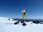 Leistungsfähige Schneekanone im Skigebiet Whakapapa