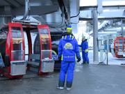 Bei der Gondelbahn werden die Ski eingeladen