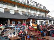 Beisammensitzen an der Talstation Pradollano