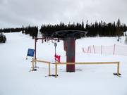 Skilift mit Piste im Skigebiet Kirikeskus