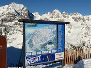 Informationstafel am Kreuzjoch mit aktuellen Lift- und Pistendaten