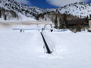 Skischulgelände mit Förderband