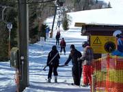 Das Personal hilft beim Einstieg am Schlepplift