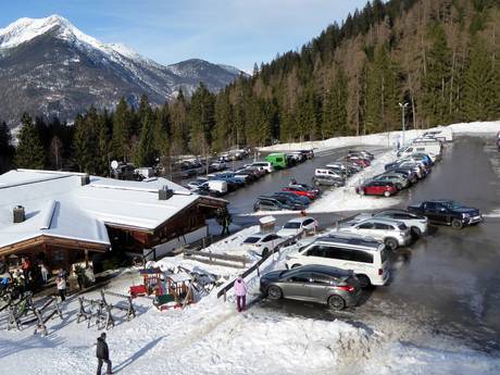 Wettersteingebirge und Mieminger Kette: Anfahrt in Skigebiete und Parken an Skigebieten – Anfahrt, Parken Ehrwalder Alm – Ehrwald