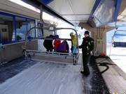 Hilfestellung beim Einstieg an der Sesselbahn