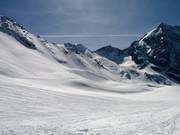 Weite Tiefschneehänge an der Talabfahrt 