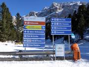 Pistenausschilderung im Skigebiet von Gröden