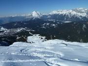Tiefschnee neben der Piste