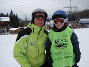 In der Kinderskischule erhält jedes Kind einen Umhang mit Namen