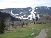 Unten Golf - oben Ski