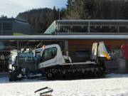 Die Pistenraupen warten an der Talstation auf ihren Einsatz