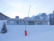 Beschneiungsanlage mit Lanze am Pistenrand