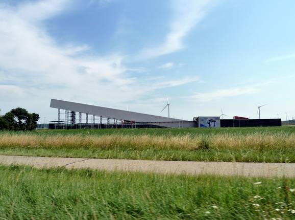 Blick auf die Skihalle SnowWorld Terneuzen
