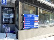 Informationstafeln mit den Öffnungszeiten der Lifte