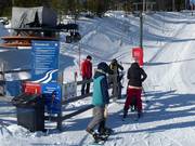 Hilfestellung beim Einstieg in den Tellerlift