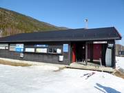 Gepflegter Kassenbereich mit sanitären Einrichtungen an der Talstation