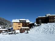 Die Abfahrten führen in Arosa direkt bis zu den Hotels