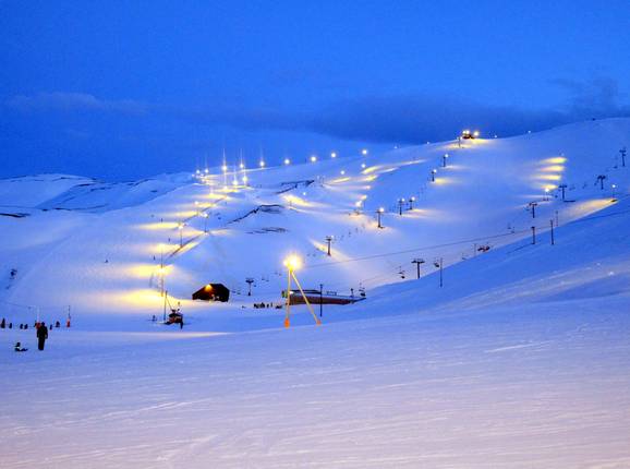 Blick auf das Skigebiet Bláfjöll beim Nachtskifahren