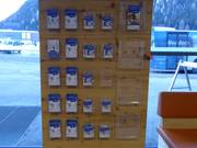 Auslage kostenfreier Pistenpläne im Kassenbereich