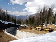 Die Baumaßnahmen schlagen tiefe Wunden in die Berghänge.