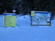 Ausschilderung und Pistenplan an der Bergstation der GrebenZEHN-Bahn