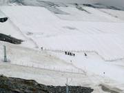 Im Sommer wird der Gletscher an einigen Stellen abgedeckt