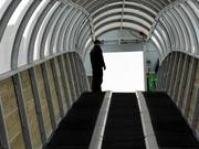 Aufmerksames Personal bei den überdachten Förderbändern