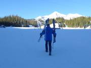 Die Ski werden vom Valet Service zur Piste getragen