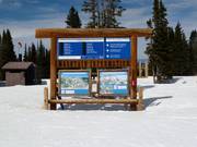 Informationstafel mit Liftstatus im Skigebiet