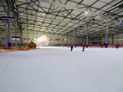 Eigener Anfängerbereich mit Seillift im Talbereich der Skihalle