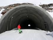 Durchfahrt durch den Skitunnel am Kaunertaler Gletscher