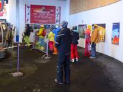 Aufmerksames Personal an der Gondelbahn