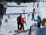 Bügel werden gereicht