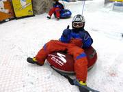 Mit dem Reifen durch die Skihalle