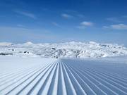 Perfekt präparierte Piste am Morgen