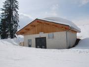 Die Pumpenhäuser sind unauffällig in die Landschaft integriert