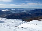 Blick von der High Street über das Skigebiet Treble Cone mit Lake Wānaka