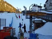 Hilfestellung beim Einstieg am Tellerlift