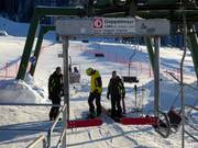 Hilfestellung beim Einstieg an der Sesselbahn