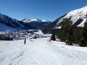 Breite leichte Piste am Egghof Sun Jet mit Blick auf Berwang