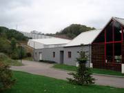 Die Skihalle schmiegt sich an den Berg