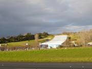 Blick auf die Skihalle Snowplanet vom Highway aus