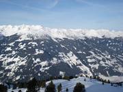 Blick auf das Skigebiet Hochzillertal von der anderen Talseite