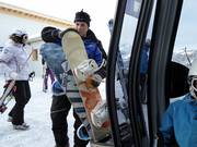 Hilfestellung beim Einstieg in die Gondelbahn