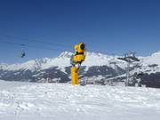 Leistungsstarke Schneekanone im Skigebiet Obersaxen